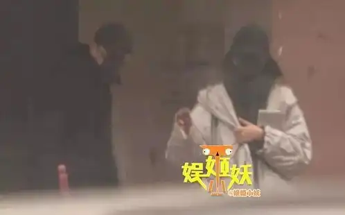  赵又廷陪高圆圆探亲,姑父霸气搂腰狂撒狗粮,最后拉窗帘的表情亮了