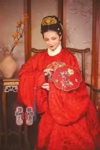  坚持汉服形制保留传统风韵
