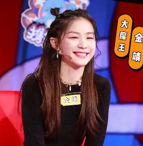  春晚与黄晓明飙绕口令,抢宋祖儿风头,这个表情包女孩何许人
