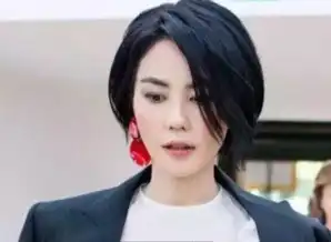  王菲久违带李嫣逛街,网友大喷学张柏芝
