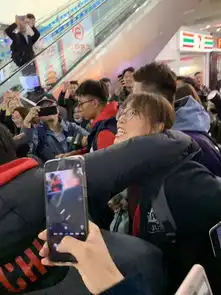  泳坛最美女神刘湘跟你打招呼行走的表情包傅园慧青岛迎来众多国家游泳队高手