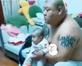  妈妈不在家,爸爸看宝宝,回家看到爷俩,网友绝对亲生的