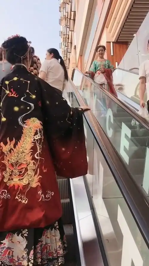  汉服电梯偶遇同袍这样打招呼