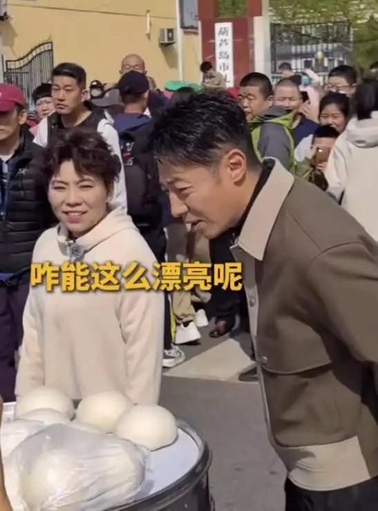  撒贝宁逛早市被偶遇,嫌200元一斤樱桃太贵,邓亚萍表情亮了