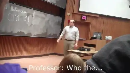  男子伪装成教授给同学上课,结果被老师当场揭穿拎着书包就开跑