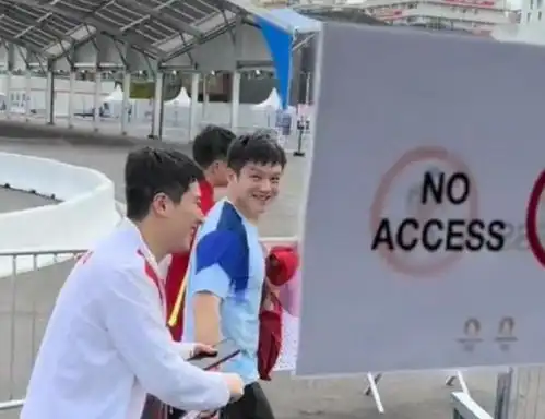 樊振东小床房变大床房邓亚萍被警察合影王楚钦再现吃货表情包
