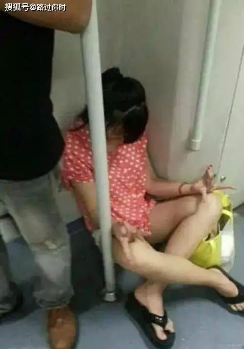  搞笑gif动态图妹子,你真厉害,买个站票都能坐着练功