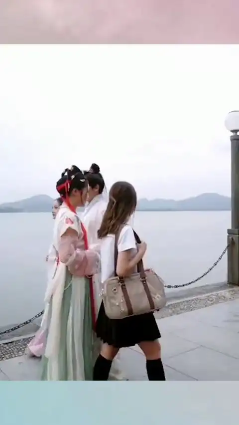  一开始穿汉服出门需要勇气,同袍相遇打招呼也需要,长见识了