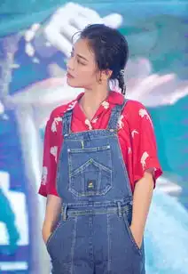  扎小辫的马思纯好嫩啊印花短袖配背带裤,歪头笑的样子萌翻了