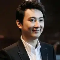  王思聪上新闻联播画面遭曝光长发飘逸昏昏欲睡