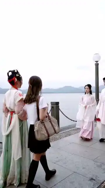  穿汉服岀门需要勇气,同袍打招呼也需要勇气