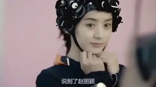  邓伦抱着赵丽颖做深蹲,他的表情太抢镜,让颖宝瞬间尴尬