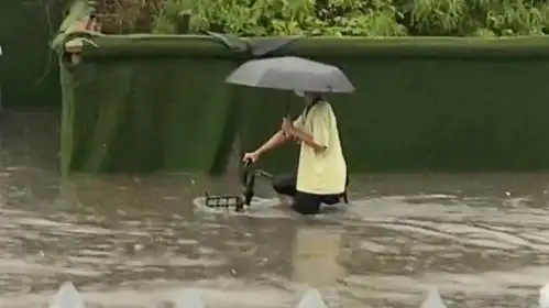  成都七夕下暴雨,市民早起开启看海模式,积水没过小腿