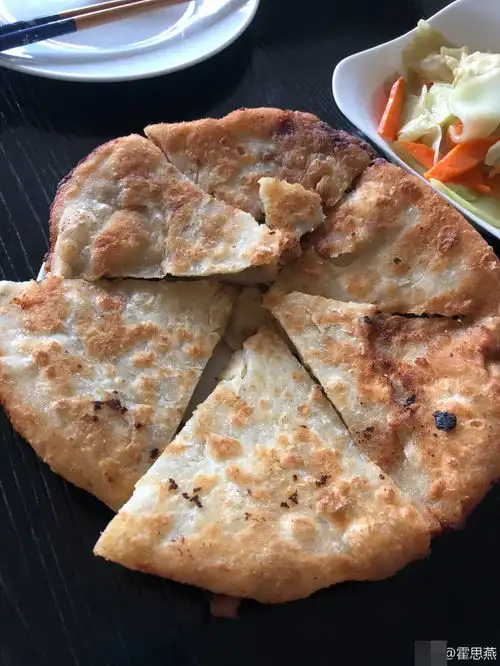  嗯哼jasper同框吃大饼嘟嘴对视卖萌默契十足
