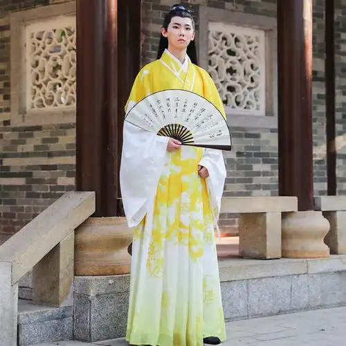  店家的设计真难理解,汉服做得奇奇怪怪,同袍可以上春晚了