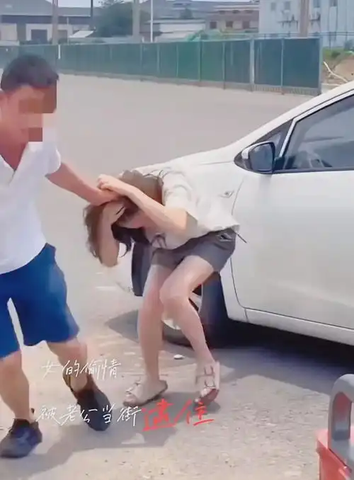  女子出轨被丈夫抓住,当街扇脸表情痛苦,第三者不敢帮忙远远看着