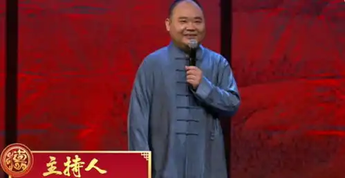  郭德纲舞台上被岳云鹏拍脑袋不敢相信一脸懵,转身挥手要揍徒弟