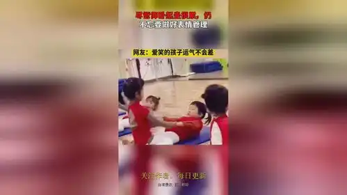  尽管仰卧起坐很累,仍不忘要做好表情管理