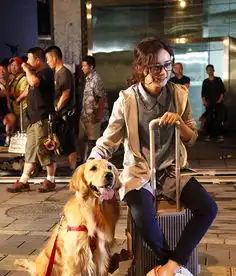  赵丽颖女汉子亲密抱爱犬呆萌表情神同步