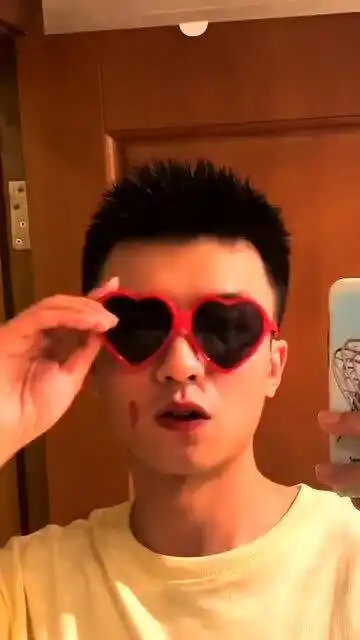  这个太阳镜很拉风,加上我无敌的表情,又要火了