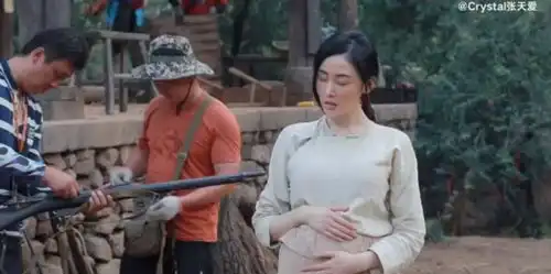  张天爱当众吐槽吴京教自己拍生娃戏,吴京在旁大笑脸红很羞涩