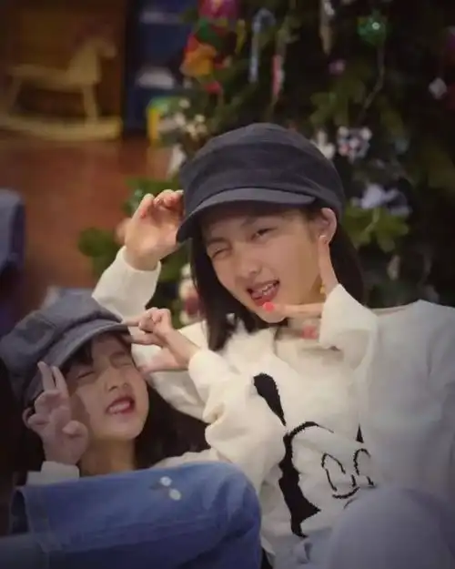  组图孙莉晒女儿合照鬼马可爱姐妹俩穿同款米奇衣服画面超温馨