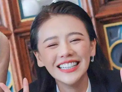  张若昀婚礼马思纯成亮点,过于开心成表情包,网友越看越像龙妈