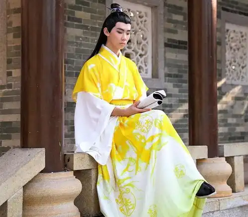  店家的设计真难理解,汉服做得奇奇怪怪,同袍,可以上春晚了