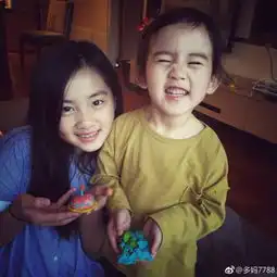  黄磊俩女儿玩橡皮泥多多淑女多妹活泼似表情包