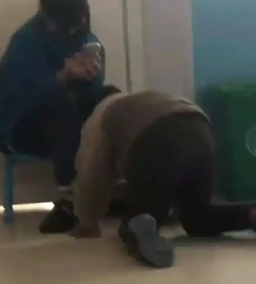  河南幼儿园殴打学生,小男孩下跪道歉连连磕头,老师反应令人胆寒