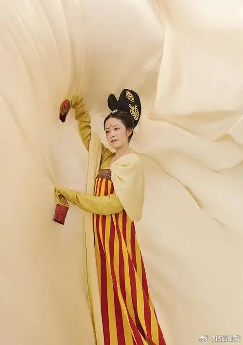  时尚杂志究竟为何栽在汉服上
