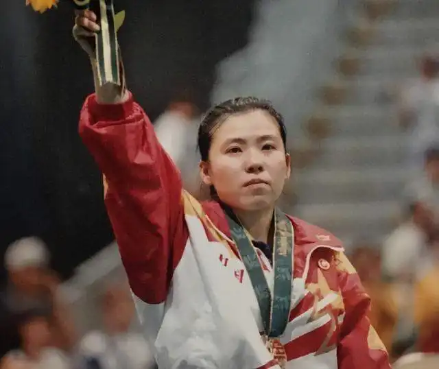 邓亚萍带儿子去巴黎奥运会,51岁邓亚萍好似30岁,儿子身高超180