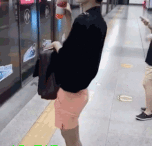  趁女同事上卫生间,将她手机里我的备注改成老公,结果...