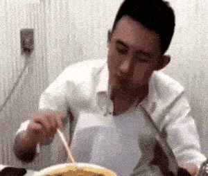  搞笑gif段子这哥们吃饭挺讲究的太太