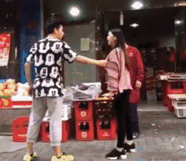  这是谁啊,表情也有点太夸张了吧