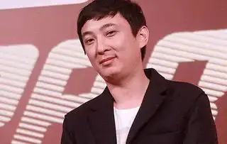  面对再被限制高消费,王思聪独自现身面馆吃快餐,喝2元汽水表情落寞