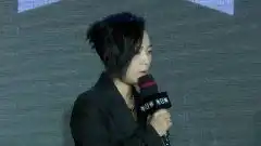  周笔畅揭短发哥爱自拍笑称自己是严肃版表情包