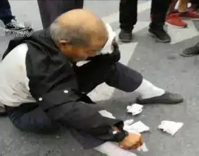  大连街头,撞倒大妈后,大爷被当场按倒在地......