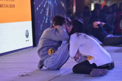  俯卧撑或者仰卧起坐kiss动态图