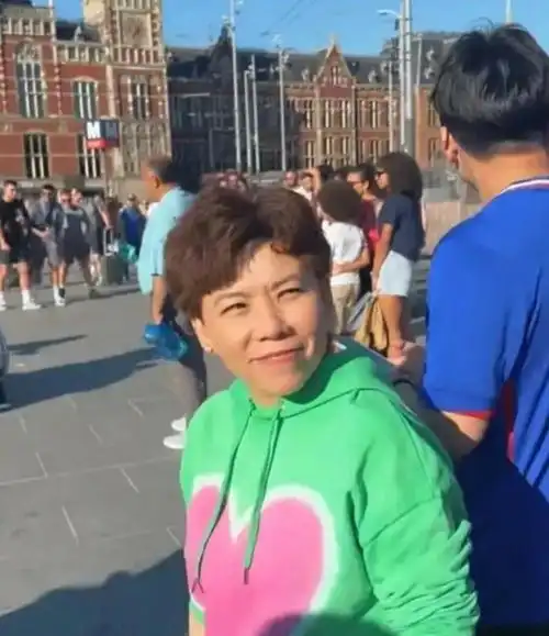  51岁邓亚萍带娃迎奥运,儿子身高引热议,赛前指导莎头组合超霸气