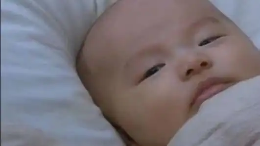  丈夫抱回来一个婴儿,妻子的表情亮了,有问题