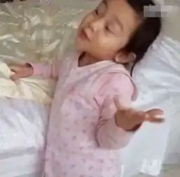  甜馨在家清一色秋衣秋裤,李小璐不看别的孩子怎么穿