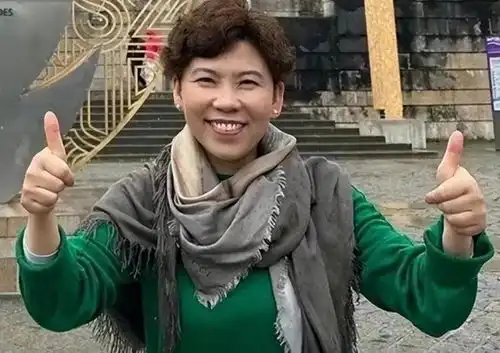  51岁邓亚萍带娃迎奥运,儿子身高引热议,赛前指导莎头组合超霸气