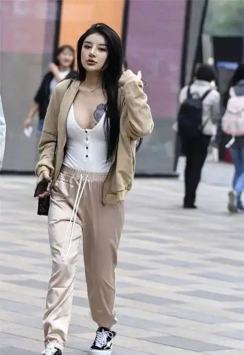  街拍有纹身的混血姑娘表情引人注目,网友很羡慕纹身师