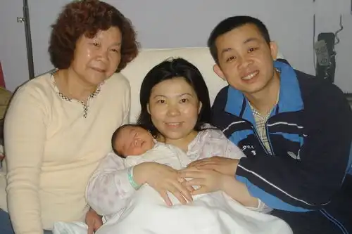  邓亚萍12岁儿子近照,乒乓球天赋很高,身高超过妈妈,国籍引争议