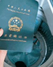  搞笑gif这位大爷真的潮爆了,这发型的确是厉害