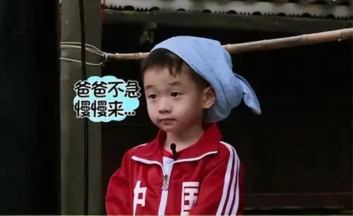  杨威一家拍写真,父子同框像兄弟,杨阳洋被双胞胎妹妹夹击吻超有爱