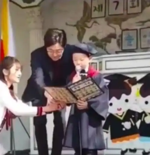  宋家三胞胎幼儿园毕业视频曝光,民国发言超可爱果然是表情包担当