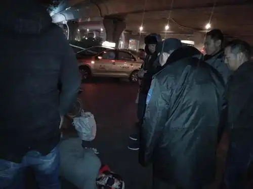  深夜凌晨郑州街头,骑车女子被出租车撞飞数米,当场昏迷