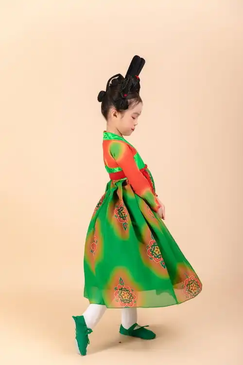  可爱儿童唐宫夜宴汉服龙年春节女孩摄影图摄影图下载至来源处
